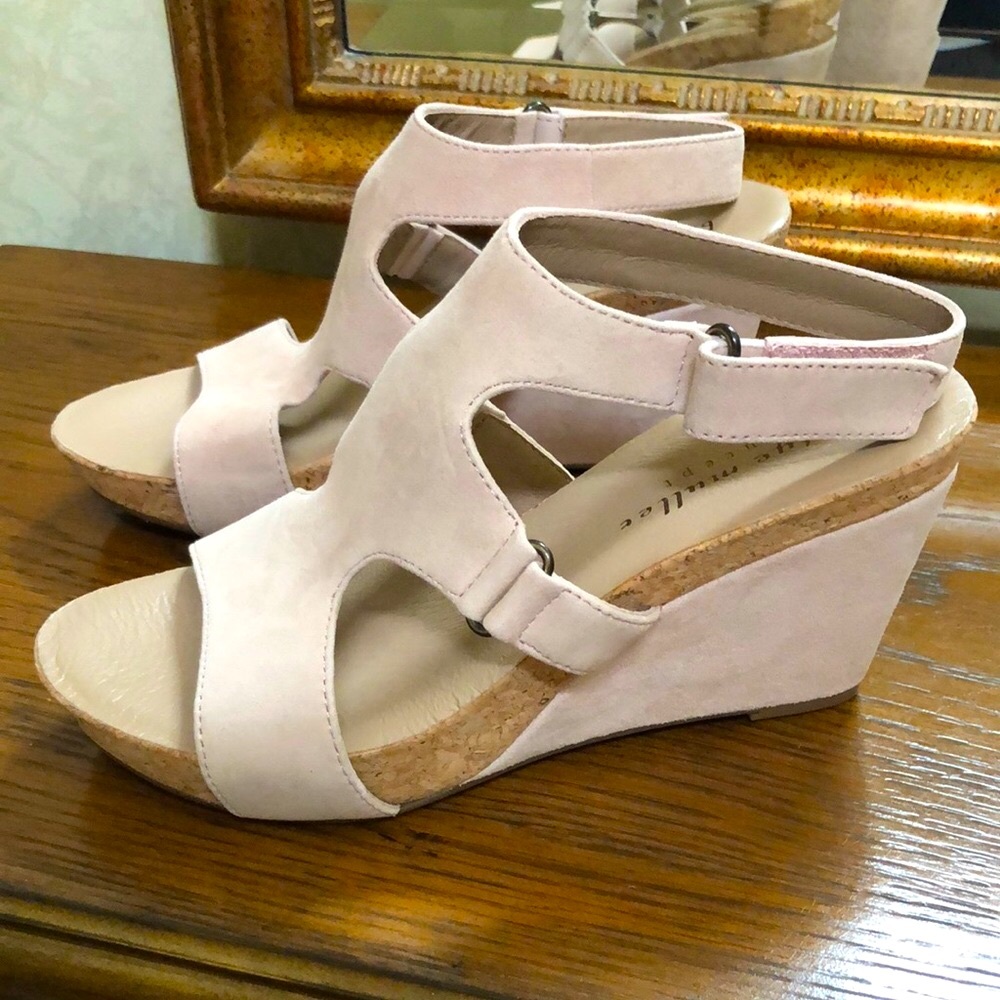 NWOT Bettye Muller Concept womens platform sandals.  Size 7.  Bone.  Faux suede.